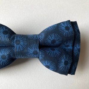 Blue Floral bow tie / Flower bow tie / Mens Bow Tie Pre-tied Bow Tie For Men / Boys Bow Tie / Wedding bow / Self Tie Bow Tie / Skinny Tie