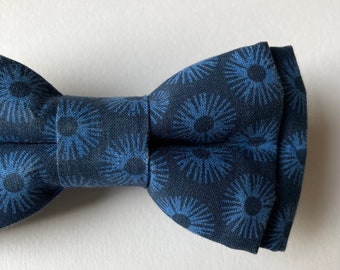 Blue Floral bow tie / Flower bow tie / Mens Bow Tie Pre-tied Bow Tie For Men / Boys Bow Tie / Wedding bow / Self Tie Bow Tie / Skinny Tie