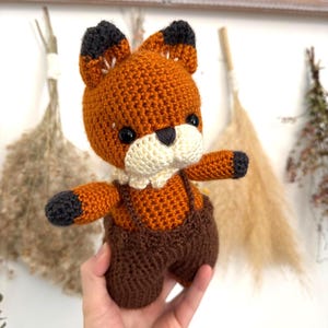 Elegancki wiosenny lis szydełkowy Amigurumi