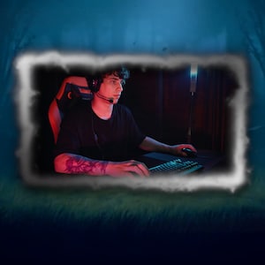 以下が含まれることがあります： ヘッドセットをつけた若い人が、ゲーミングチェアに座って、コンピューターのキーボードとマウスの前に座っています。部屋は赤と青の照明で薄暗く照らされています。