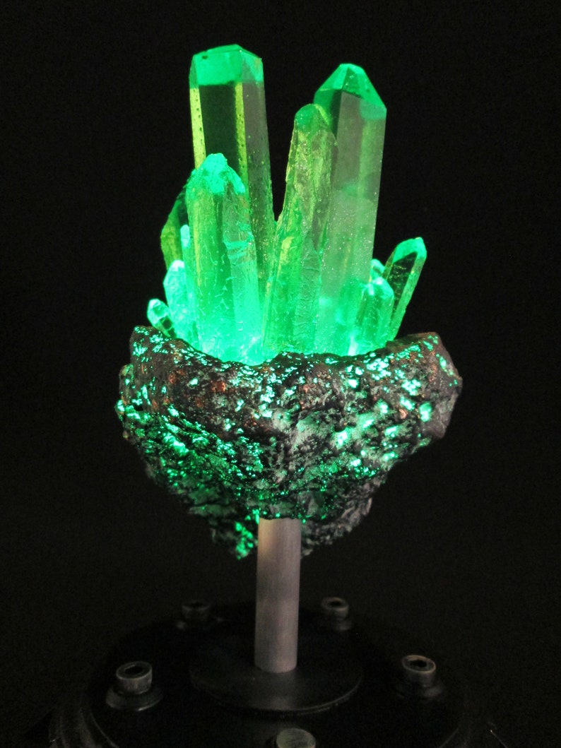 Криптонит. Криптонит. Супермен кристалл криптонит. Кристалл криптонит. Криптонит.