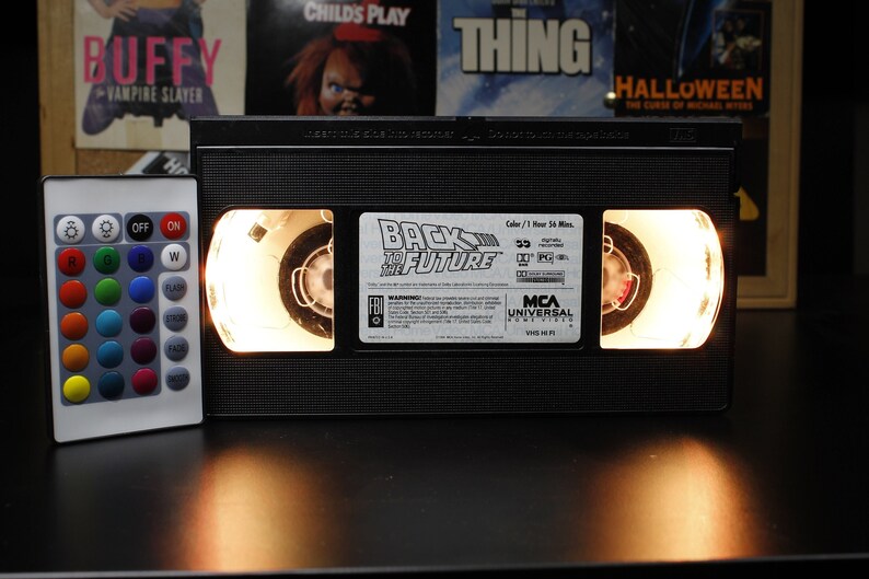 Lámpara Retro De VHS Modificada - Tema 'Back To The Future' - Luz Nocturna LED, Funciona Con Pilas