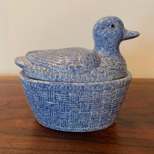 Vintage Ceramic Spongeware Ceramic Nesting Duck On Basket Covered Casserole 2 Quart