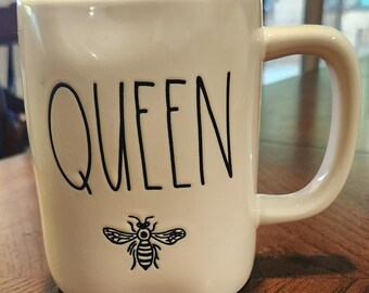 Kubek Rae Dunn QUEEN BEE (zdjęcie) - kolekcja Artisan firmy Magenta - Rae Dunn Kitchen Coffee Bar - wystrój pszczeli!!
