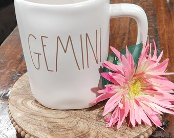 Taza Rae Dunn GEMINI: Colección Artisan, diseño de constelación de estrellas del zodíaco de Magenta