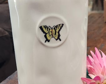 Rae Dunn Canister mit gelbem Schmetterling und Deckel