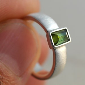 green tourmaline ring silver 925, unique ring with faceted gemstone, vertical stone ring, jewelry for women with authentic stone