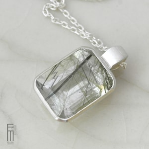 grande pendente in quarzo rutilato in argento 925, cristallo di rocca rettangolare con inclusioni, pendente a catena semplice con pietra preziosa naturale