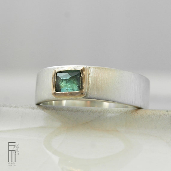 breiter Ring mit grünen Turmalin in Gold 18kt, Ring aus Silber/ Gold für Männer, handgefertigter Schmuck mit natürlichen Turmalin - Größe 60