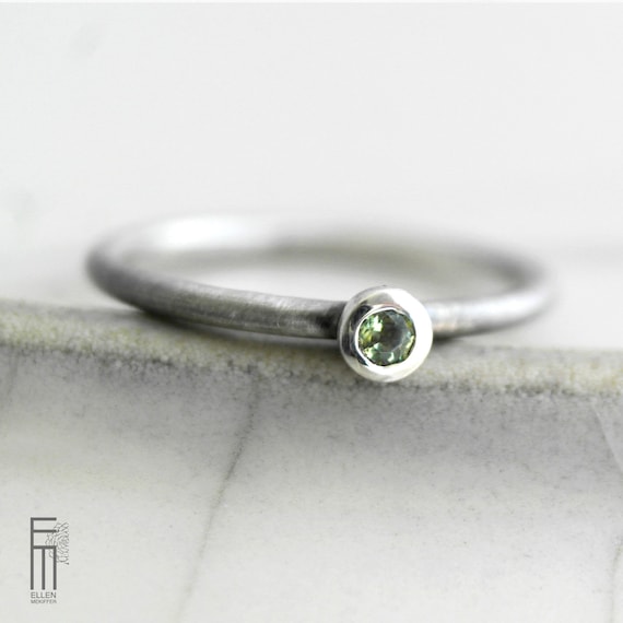 minimalistischer Turmalin Ring Grün aus Silber, sehr schmaler Silberring mit grünen Stein, schlichter Turmalin Ring für Damen