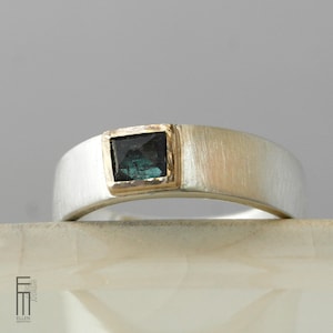 wide ring with green tourmaline in 18kt gold, ring made of silver/gold for men, handmade jewelry with natural tourmaline - size 9