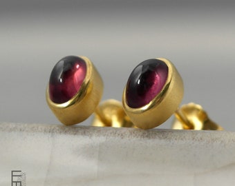 pink garnet stud earrings gold, small earrings with rhodolite garnet, oval stud earrings made of gold-plated silver, handmade jewelry