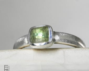 apfelgrüner Turmalin Ring Silber - Edelsteinring mit natürlichem Turmalin – handgefertigter Solitärring – Unikat - Größe 58
