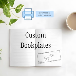 Może przedstawiać: Otwarty notatnik z liniowanymi stronami, z tekstem "Custom Bookplates". Mały prostokąt ze słowem "Signature" i frazą "I like my books spicy and my coffee icy" znajduje się na prawej stronie. Widoczny jest również kubek kawy i roślina.