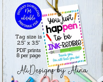 Könnte beinhalten: Ein weißes Etikett mit dem Text "you just happen to be INK-REDIBLE" und einem goldenen Band. Das Etikett ist 6,35 cm x 8,89 cm groß und hat einen blauen Kreis mit der Aufschrift "Sofortiger Download Druckbare Datei". Das Etikett ist von bunten Schulmaterialien umgeben.