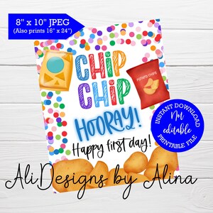 Può includere: Un cartello stampabile di 20,32 x 25,4 cm con uno sfondo di coriandoli colorati. Il cartello dice "Chip Chip Hooray! Happy first day!" con un sacchetto di patatine fritte, un sacchetto di patatine fritte e un cerchio blu che dice "Download immediato, non modificabile, file stampabile".