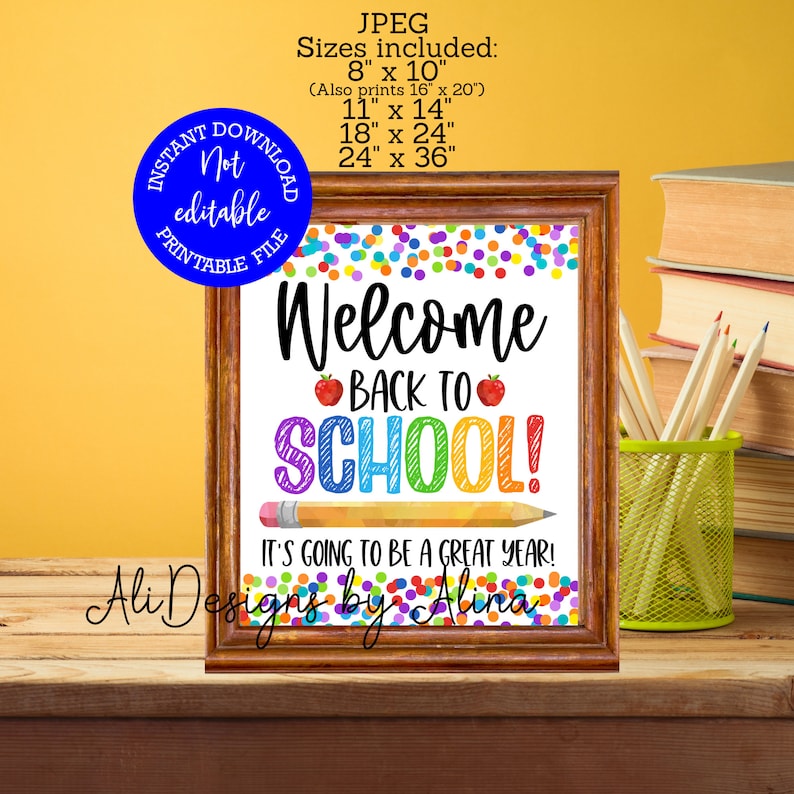 Peut inclure: Une pancarte d'accueil de retour &agrave; l'&eacute;cole imprimable avec des confettis color&eacute;s et un crayon. La pancarte indique "Bienvenue de retour &agrave; l'&eacute;cole !" et "Ce sera une super ann&eacute;e !" La pancarte est dans un cadre brun et est pos&eacute;e sur une table en bois.