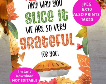 Puede incluir: Una impresión con temática de Acción de Gracias con el mensaje "Any way you slice it, we are so very grateful for you!" El diseño incluye una ilustración de pastel y hojas de otoño. La impresión está disponible en tamaños de 20x25cm y 40x50cm.