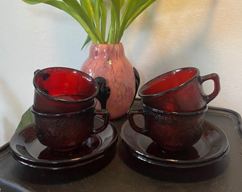 Tazze e piattini da caffè vintage in vetro rosso rubino Arcoroc - MCM Made in France