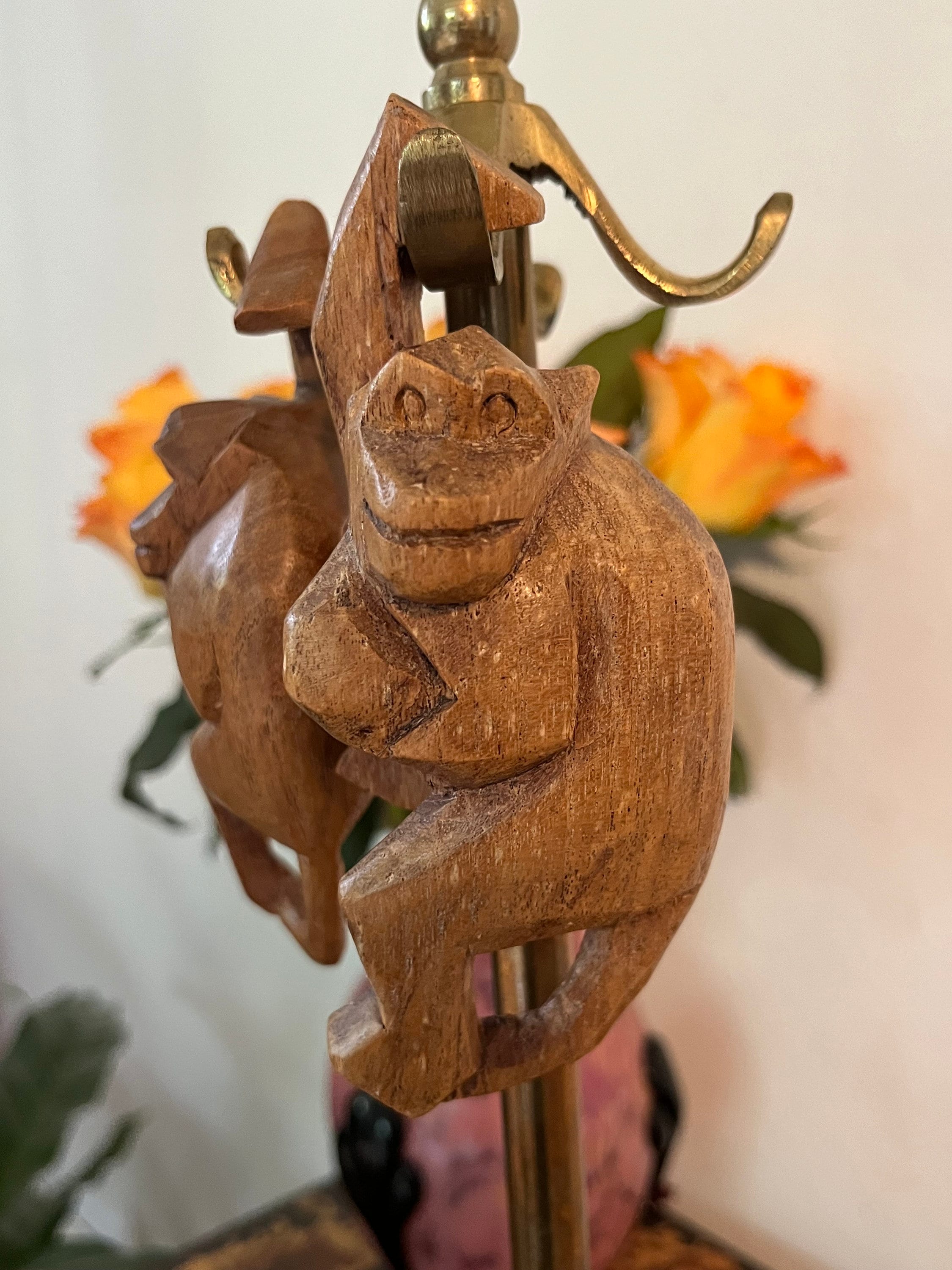 Sculpture art déco d'un singe avec un petit Sculpture art déco d'un singe avec un petit