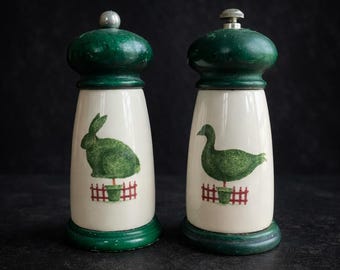 Molinillos de sal y pimienta vintage con forma de trébol / Juego de molinillos de cerámica y madera para cocina estilo rústico / Decoración cottagecore