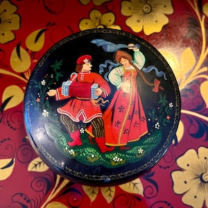 Wonderful Vintage Hand Painted USSR Folk Art Round Jewellery/Trinket Box