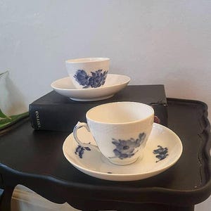 Xícara e pires antigos da Royal Copenhagen 'Blue Flower'
