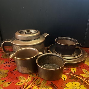 Tazza da tè, teiera, lattiera, zuccheriera in gres vintage Arabia Ruska