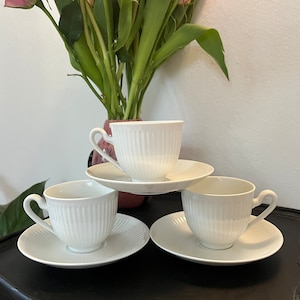 Elegant Set Of Three Vintage Royal Copenhagen Georgiana Cups And Saucers