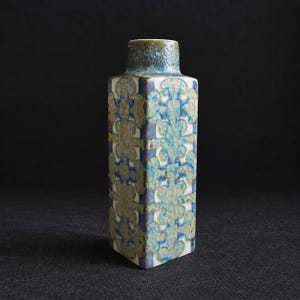 Royal Copenhagen Fajancevas nr 711/3495 | Baca Designer Nils Thorsson | Dansk 50-talsmodern keramik | Blått reliefstensstengods