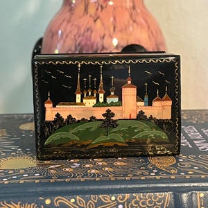 Preciosa caja de baratijas lacada Kholui vintage