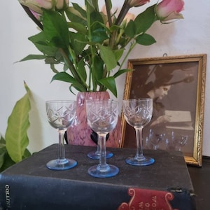 Juego de cuatro vasos de licor vintage de tallo azul