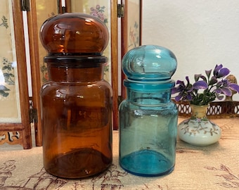 Vintage Belgian Apothecary Jars – niebieskie i bursztynowe szklane pojemniki do przechowywania z pokrywkami kopułkowymi