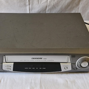 Magnetowid Grandin model V2020 (NTSC-Bi Speed-Optimum Player) sprzedawany bez pilota