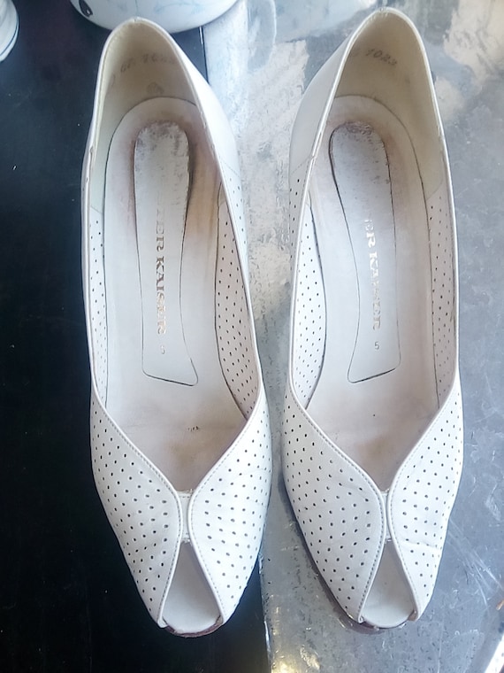 white pumps size 5
