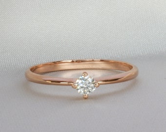 繊細な14Kローズゴールドソリティアリング：CVDダイヤモンド