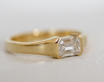 Anillo de oro de 14 quilates con diamantes de talla esmeralda: engaste de medio bisel, de laboratorio o natural