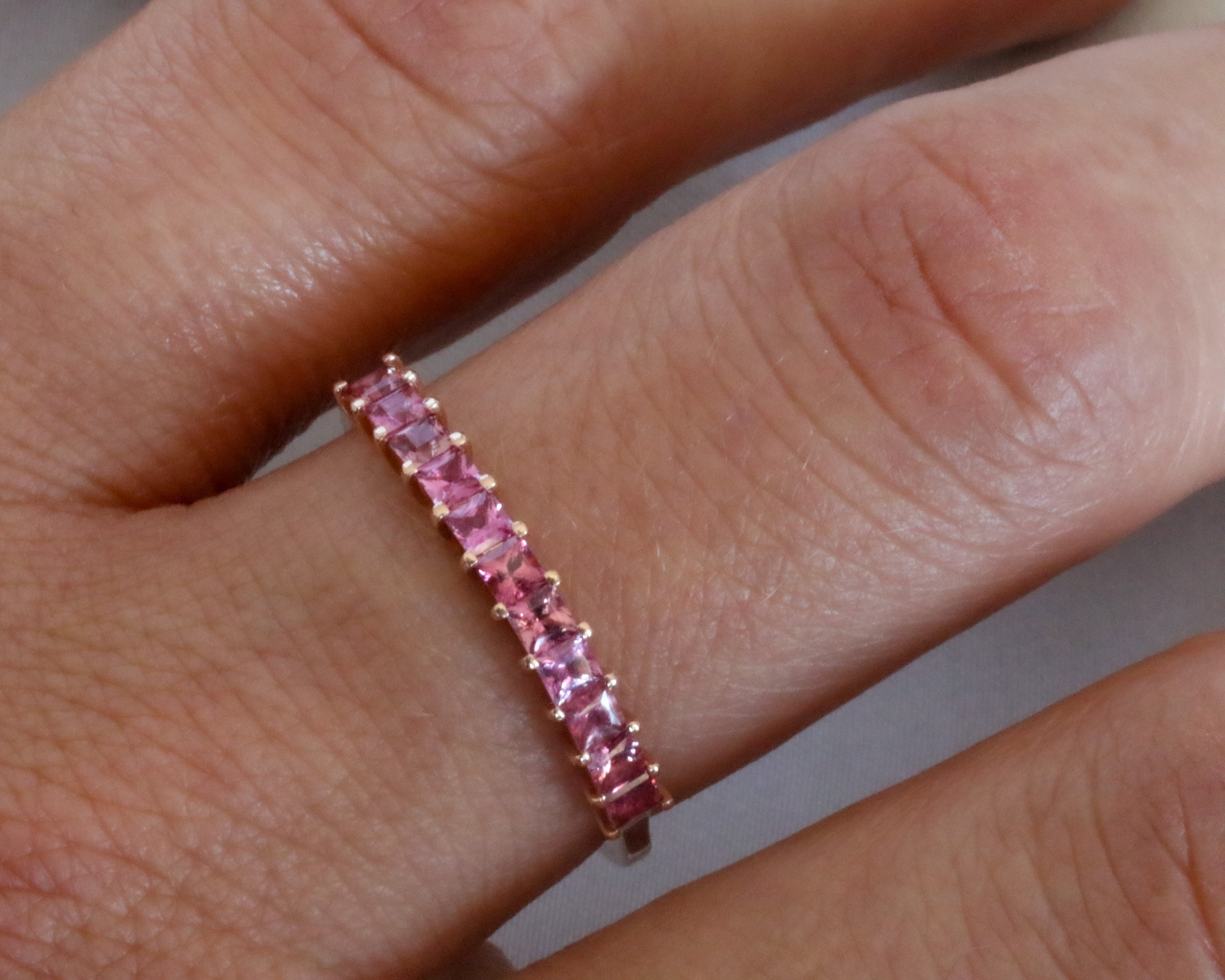 ピンクサファイアのエンゲージリング：14Kゴールドプリンセスカット