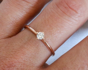 Bague diamant solitaire en or rose 14 carats Dainty : bague empilable minimaliste