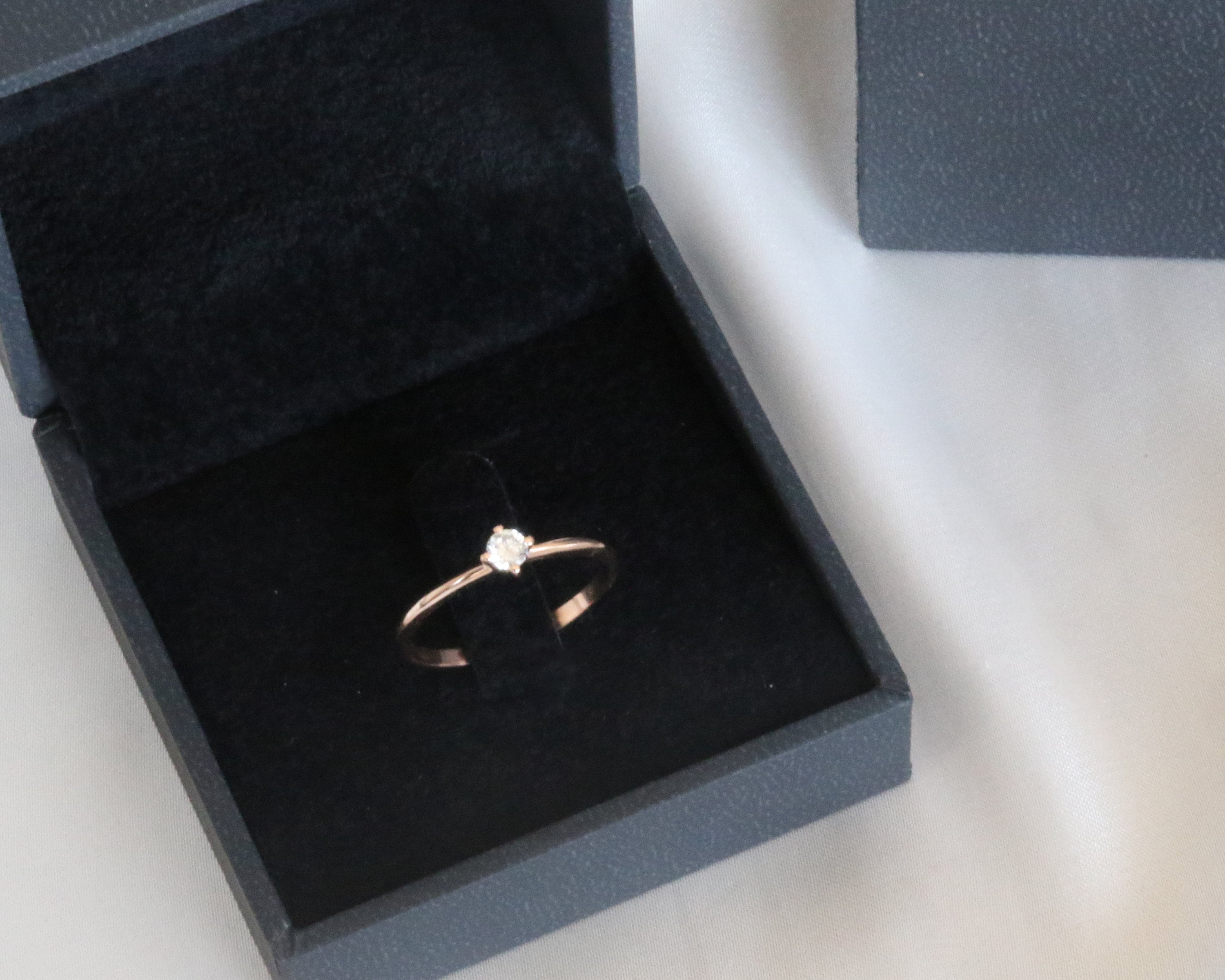 繊細な14Kローズゴールドソリティアリング：CVDダイヤモンド