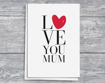 Tarjeta del día de la madre "Te amo mamá" con detalle de corazón rojo grande