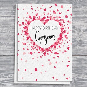 Cartão de felicitações "Feliz aniversário lindo" em forma de coração desenhado à mão, tamanho A5, confete de coração aquarela rosa e vermelho