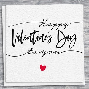 Handgezeichnete quadratische Karte ""Happy Valentine's day to you"" mit rotem Herzdetail."