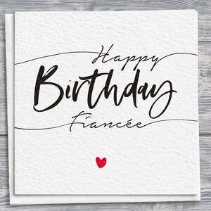 Cartão de felicitações de feliz aniversário para noiva, cartão quadrado desenhado à mão, detalhe de coração vermelho, design scripty