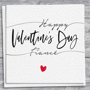 Verlobte Handgezeichnete quadratische Karte ""Happy Valentine's day Fiancé"" mit rotem Herzdetail."