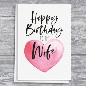 Cartão de feliz aniversário com script desenhado à mão para esposa, coração aquarela rosa, cartão de felicitações