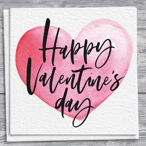 Biglietto di San Valentino disegnato a mano "Buon San Valentino" con grande cuore rosa acquerello