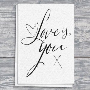 Handgezeichnete Schrift ""Love is You"" Karte, Grußkarte, Valentinstaggeschenk, Romantische Liebeskarte."