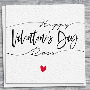 Cartão quadrado personalizado desenhado à mão com o tema Feliz Dia dos Namorados e detalhes de coração vermelho
