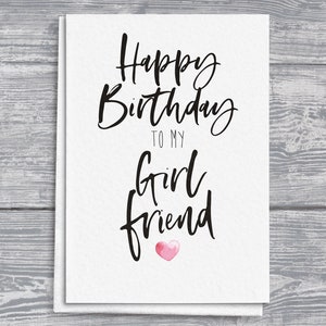Cartão de felicitações de feliz aniversário desenhado à mão para namorada, detalhe de coração em aquarela rosa, tamanho A5